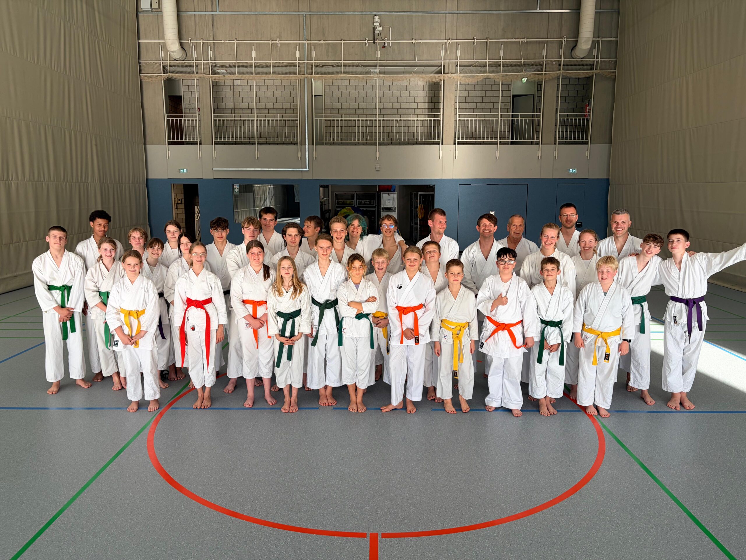 Zwischen Kletterwand und „Takeshi Castle“: Karate-Nachwuchs erobert das Feriendorf Hachen